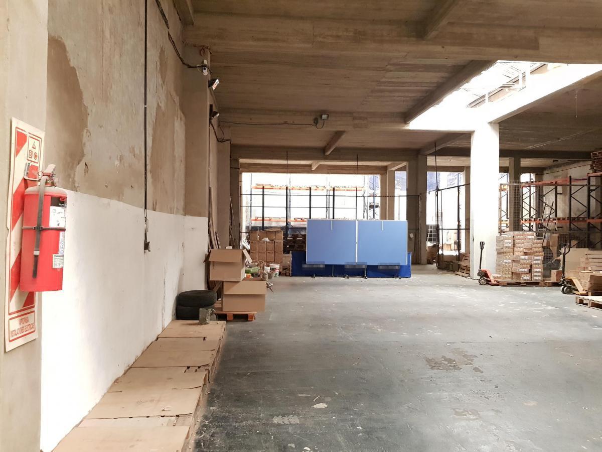 Depósito de 1600 m² . Entrada para camiones. Terreno de 17x50m. USAM - Paternal.