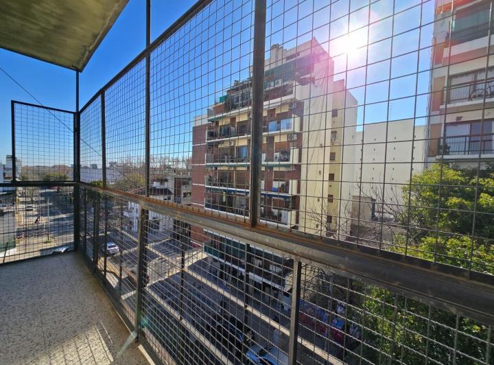 Departamento tres ambientes. Balcón. Frente. Muy luminoso. Villa Urquiza 1
