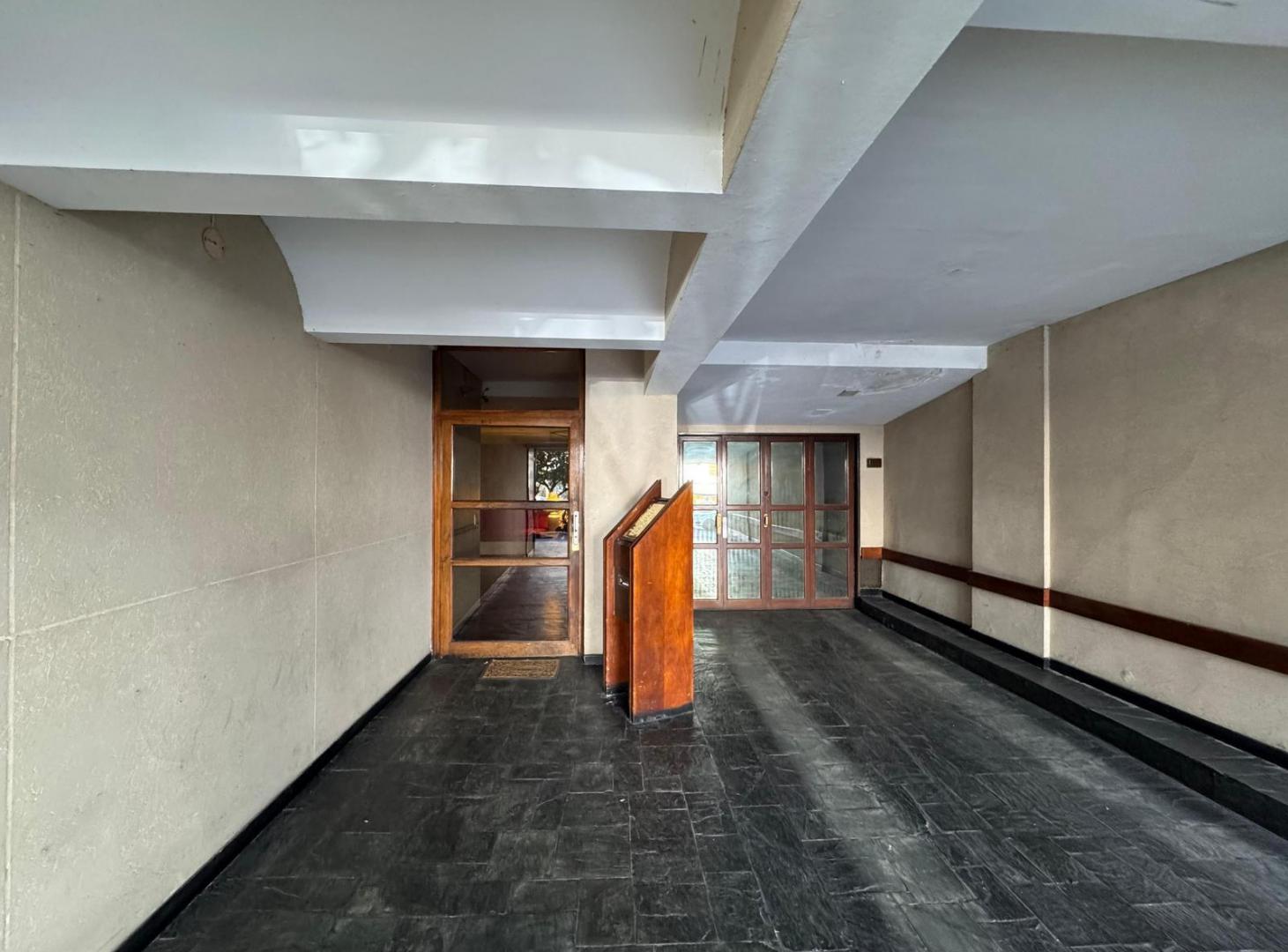 Foto de Departamento 4 ambientes. Balcón. Frente. Cochera. Coghlan, imagen 5