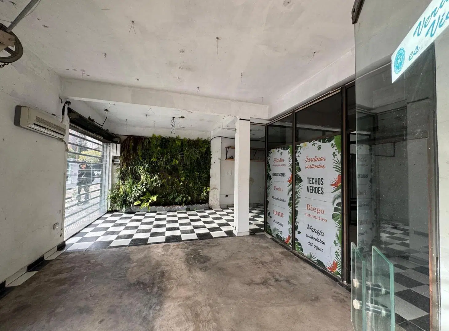 LOCAL COMERCIAL EN ESQUINA 73 m2 frente. S/Monroe a mts Av. F. Alcorta. Belgrano. 8