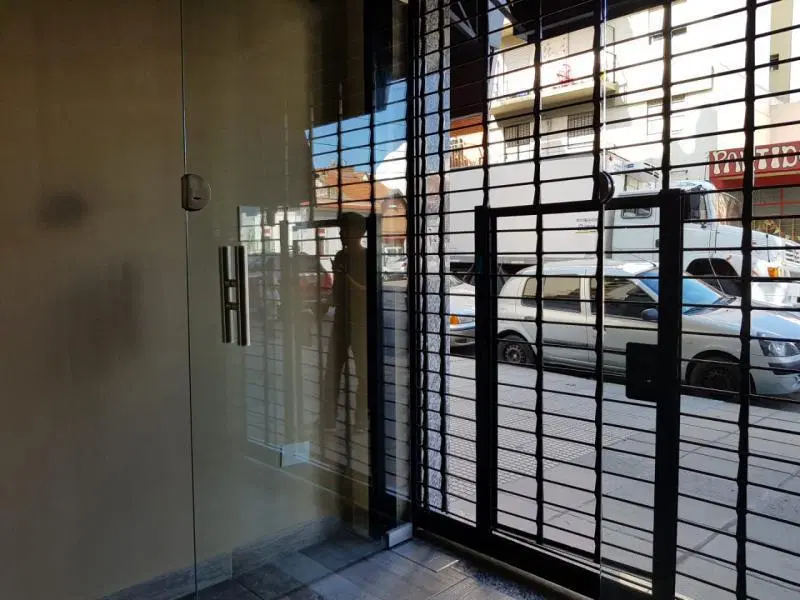 Local comercial sobre Mariano Acha y Monroe. Villa Urquiza. 1