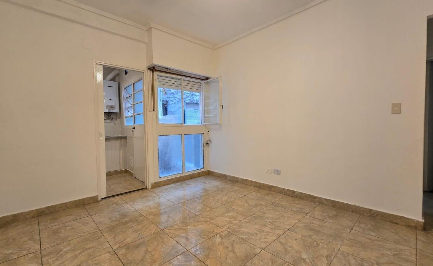 Foto de Departamento dos ambientes, 2° piso por escalera. Lateral. Villa Urquiza, imagen 2