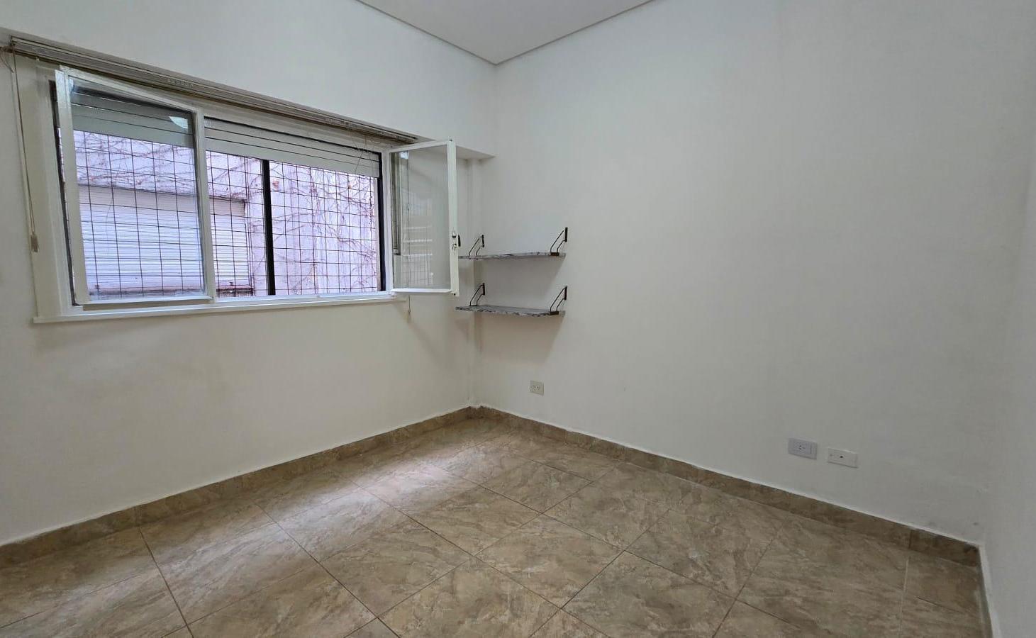 Foto de Departamento dos ambientes, 2° piso por escalera. Lateral. Villa Urquiza, imagen 1