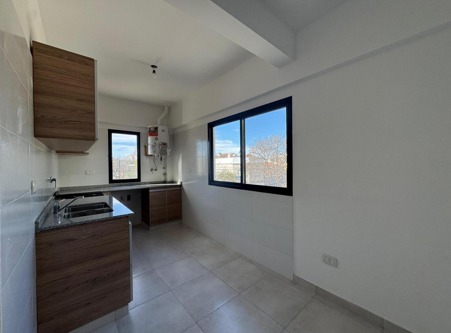 Foto de DEPARTAMENTO 2 AMB A ESTRENAR. ESQUINA. BALCON. SOL. VILLA DEL PARQUE, imagen 2