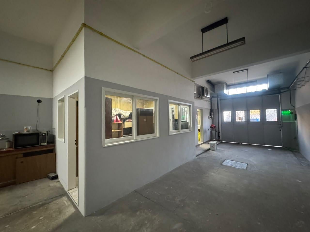 Foto de DEPOSITO Y OFICINAS.IMPECABLE. 300 M2. COGHLAN, imagen 2