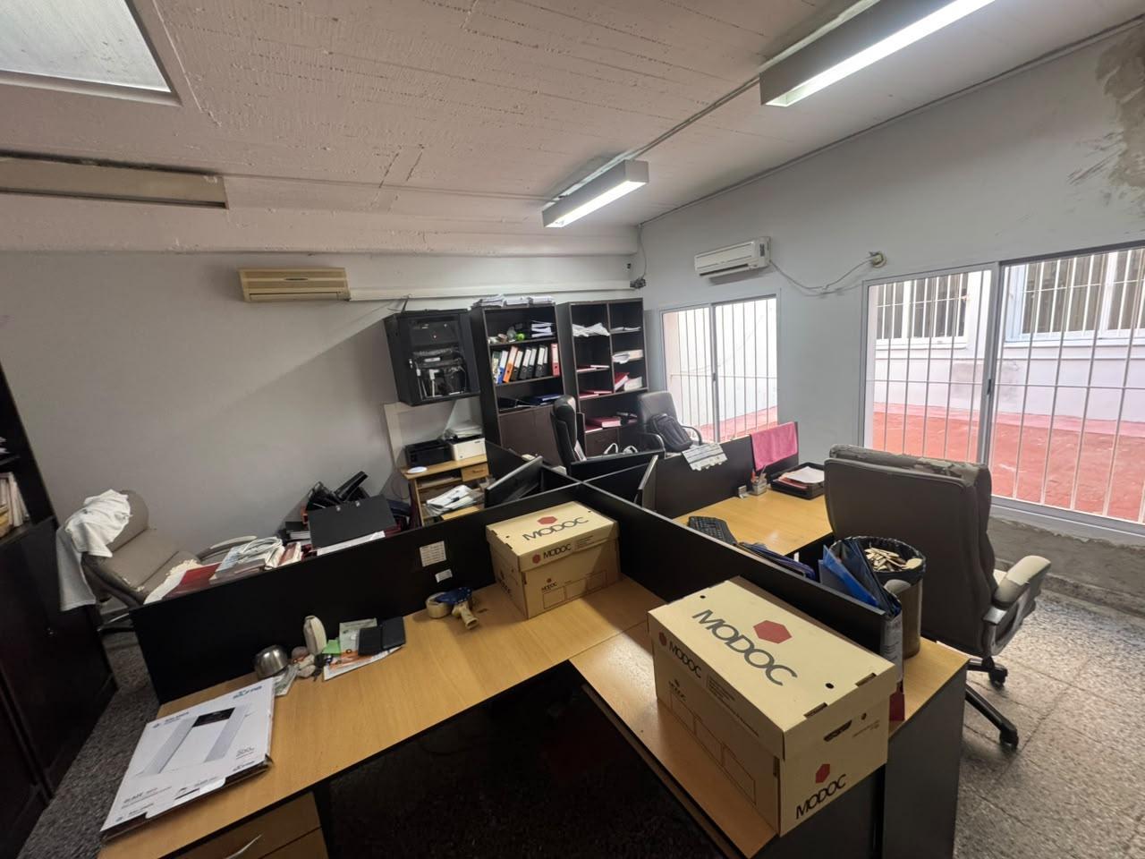 Foto de DEPOSITO Y OFICINAS.IMPECABLE. 300 M2. COGHLAN, imagen 5