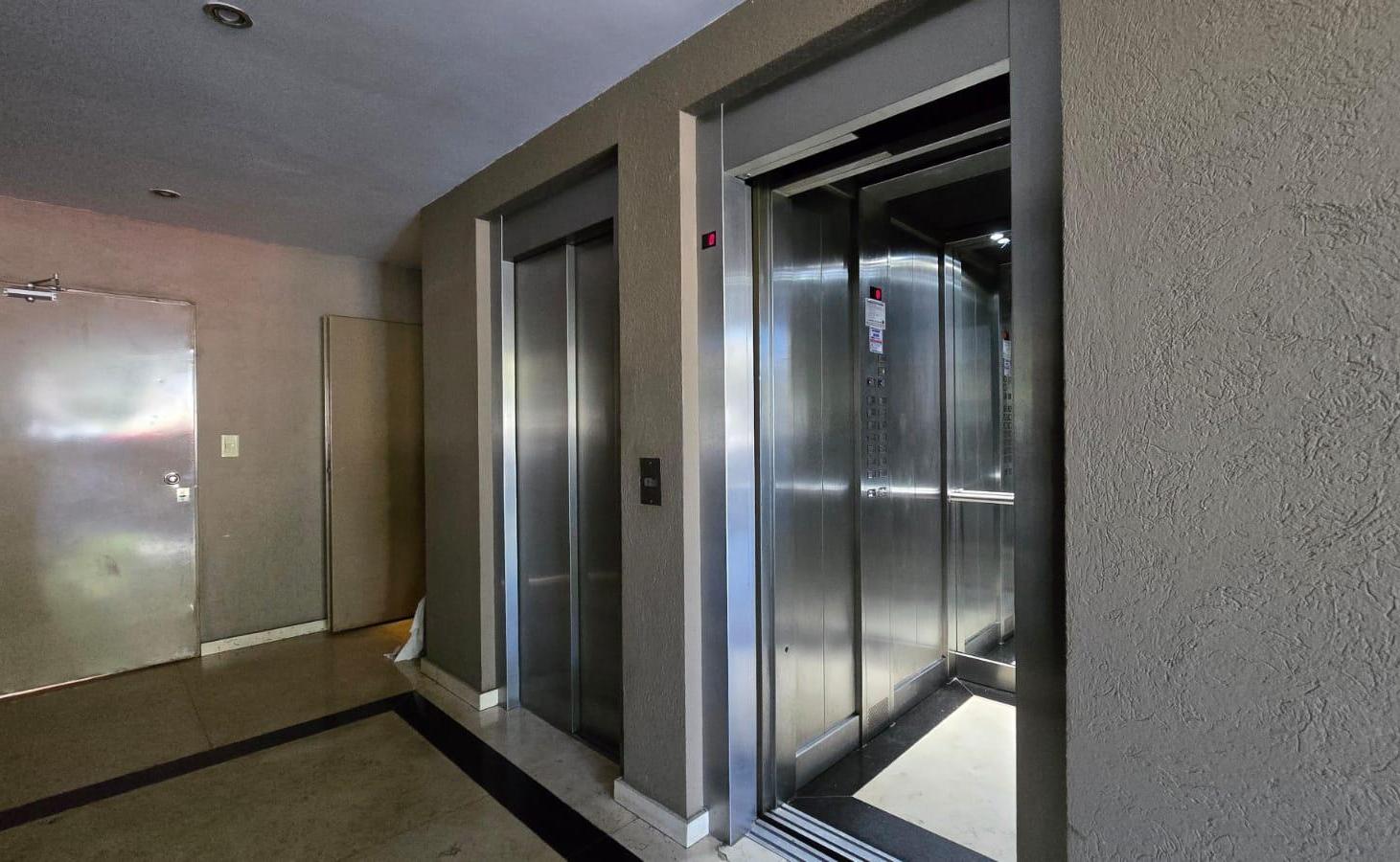 Foto de Departamento de 2 ambientes con cochera. Frente. Balcón. Villa Urquiza, imagen 3