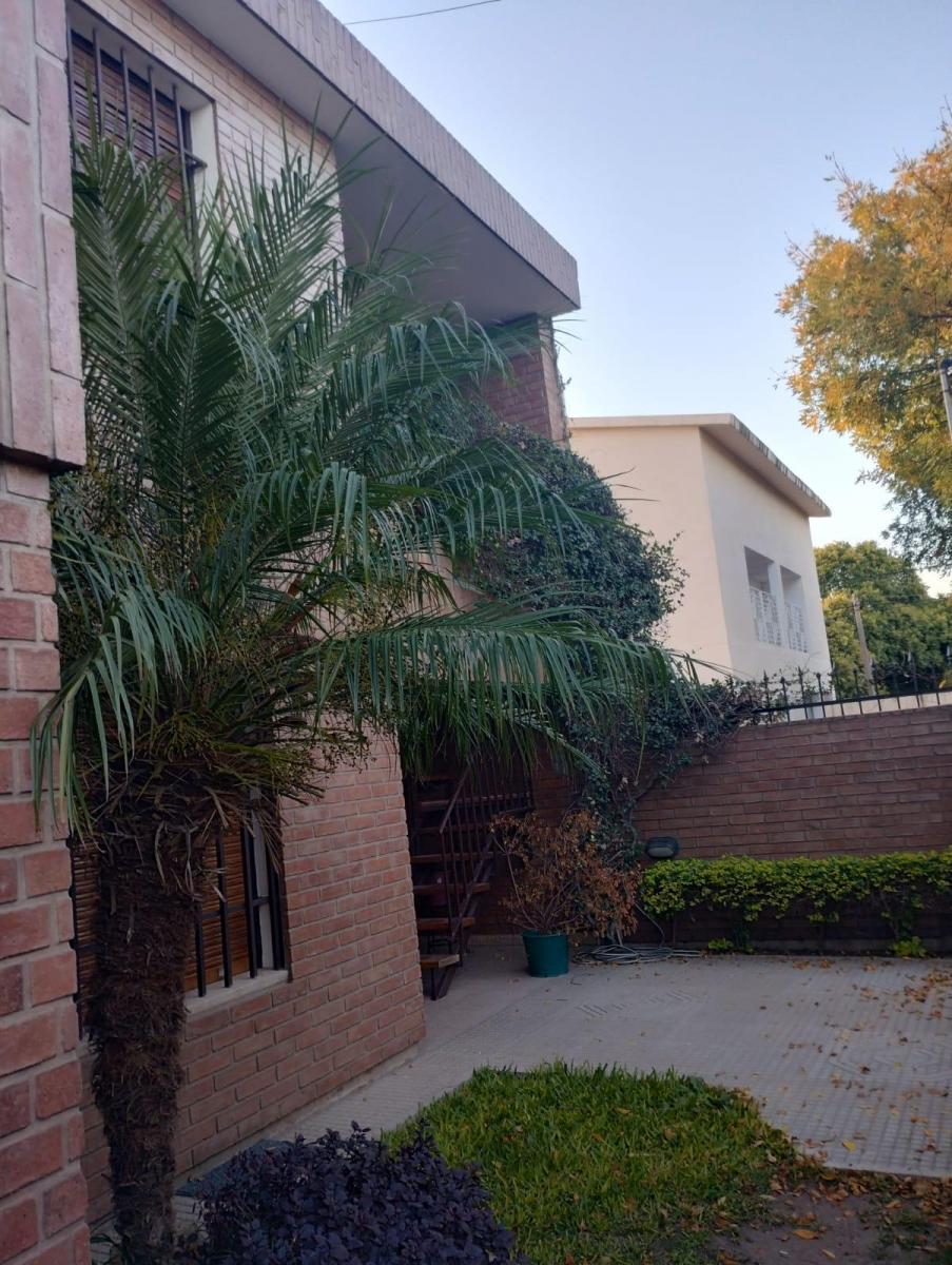 Poeta Lugones Vendo 2 Casas en Planta Baja y P. Alta de 3 Dormit. c/u 1