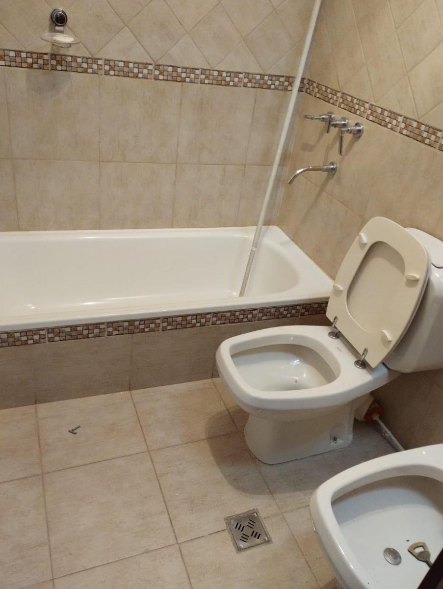 Poeta Lugones Vendo 2 Casas en Planta Baja y P. Alta de 3 Dormit. c/u 3