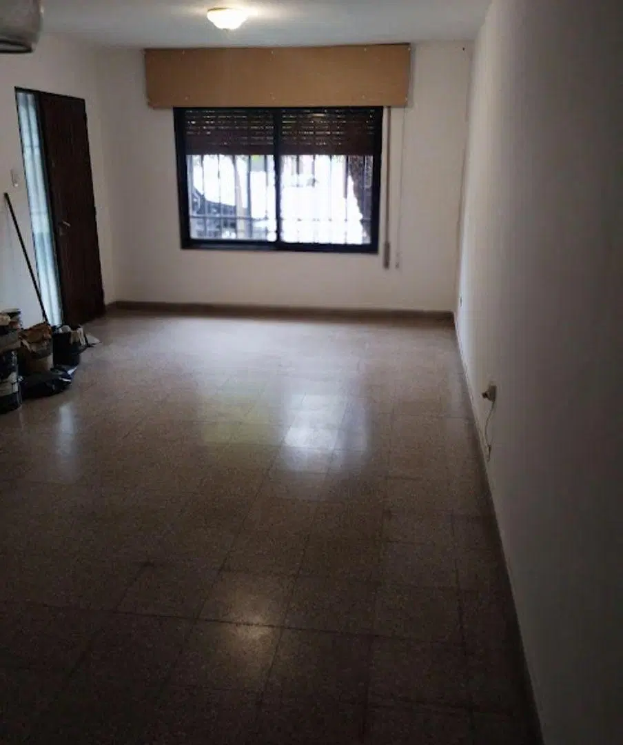 VENDO EXCELENTE CASA PB Y DEPARTAMENTO PA INGRESO INDEP. DE 3 DORM C/U -COCH./2 POETA LUGONES 4