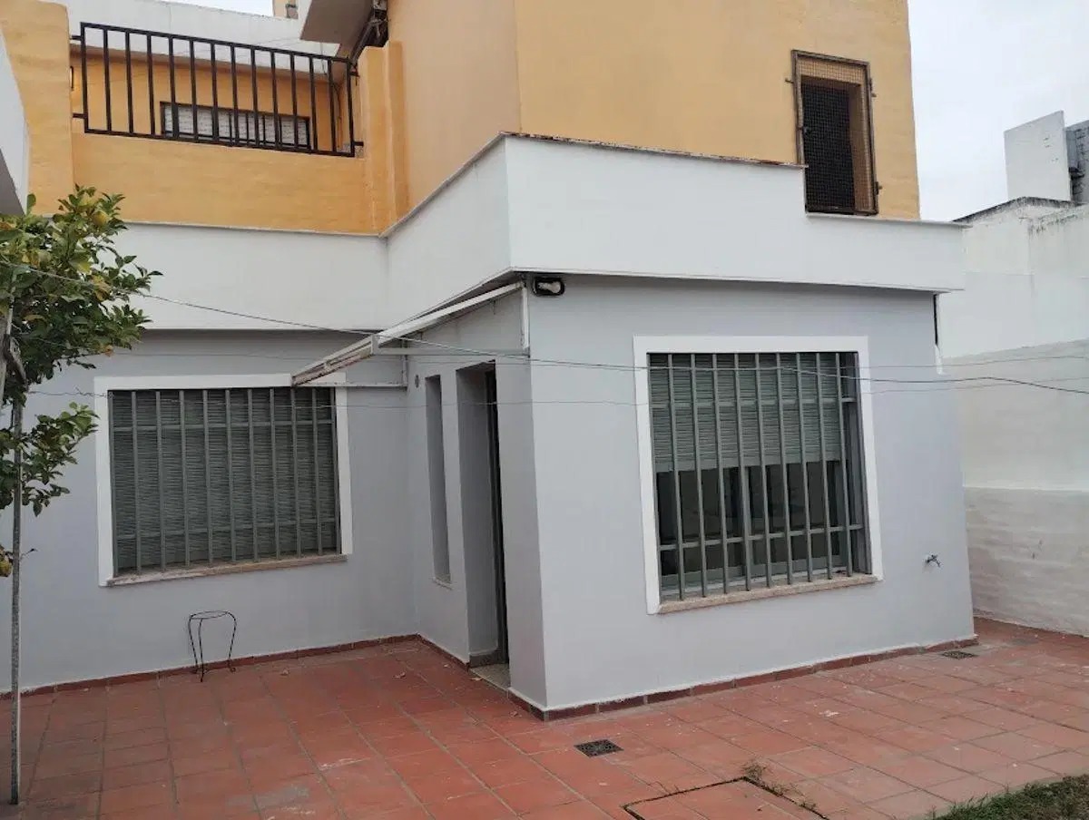 VENDO EXCELENTE CASA PB Y DEPARTAMENTO PA INGRESO INDEP. DE 3 DORM C/U -COCH./2 POETA LUGONES 2