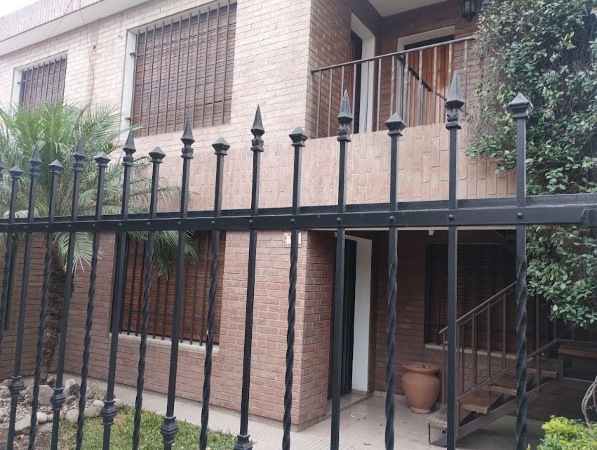 VENDO EXCELENTE CASA PB Y DEPARTAMENTO PA INGRESO INDEP. DE 3 DORM C/U -COCH./2 POETA LUGONES