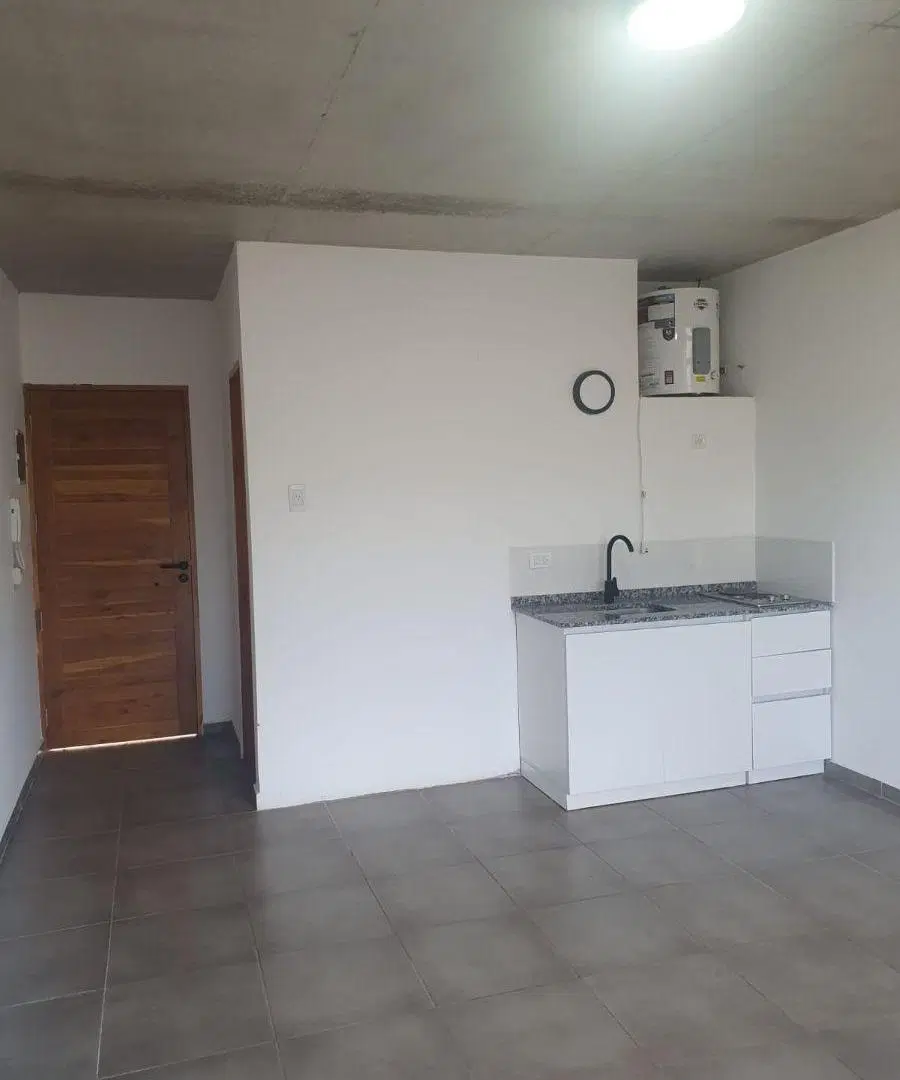 Monoambiente aobre Avenida Espora con terraza, parrillero y cochera 2