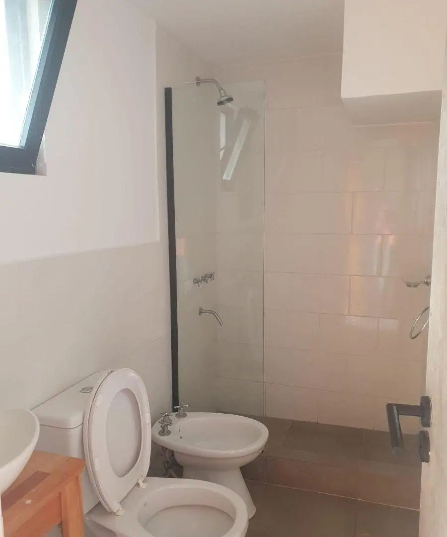 Monoambiente aobre Avenida Espora con terraza, parrillero y cochera 5