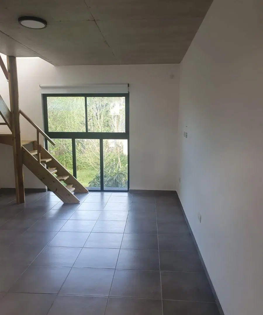 Monoambiente aobre Avenida Espora con terraza, parrillero y cochera 3