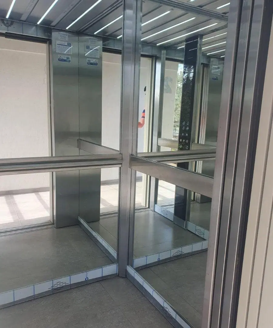 Monoambiente aobre Avenida Espora con terraza, parrillero y cochera 1