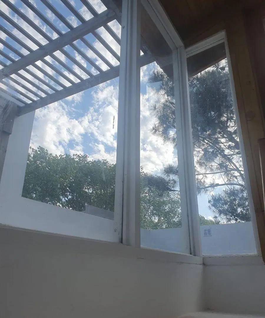 Monoambiente aobre Avenida Espora con terraza, parrillero y cochera 4