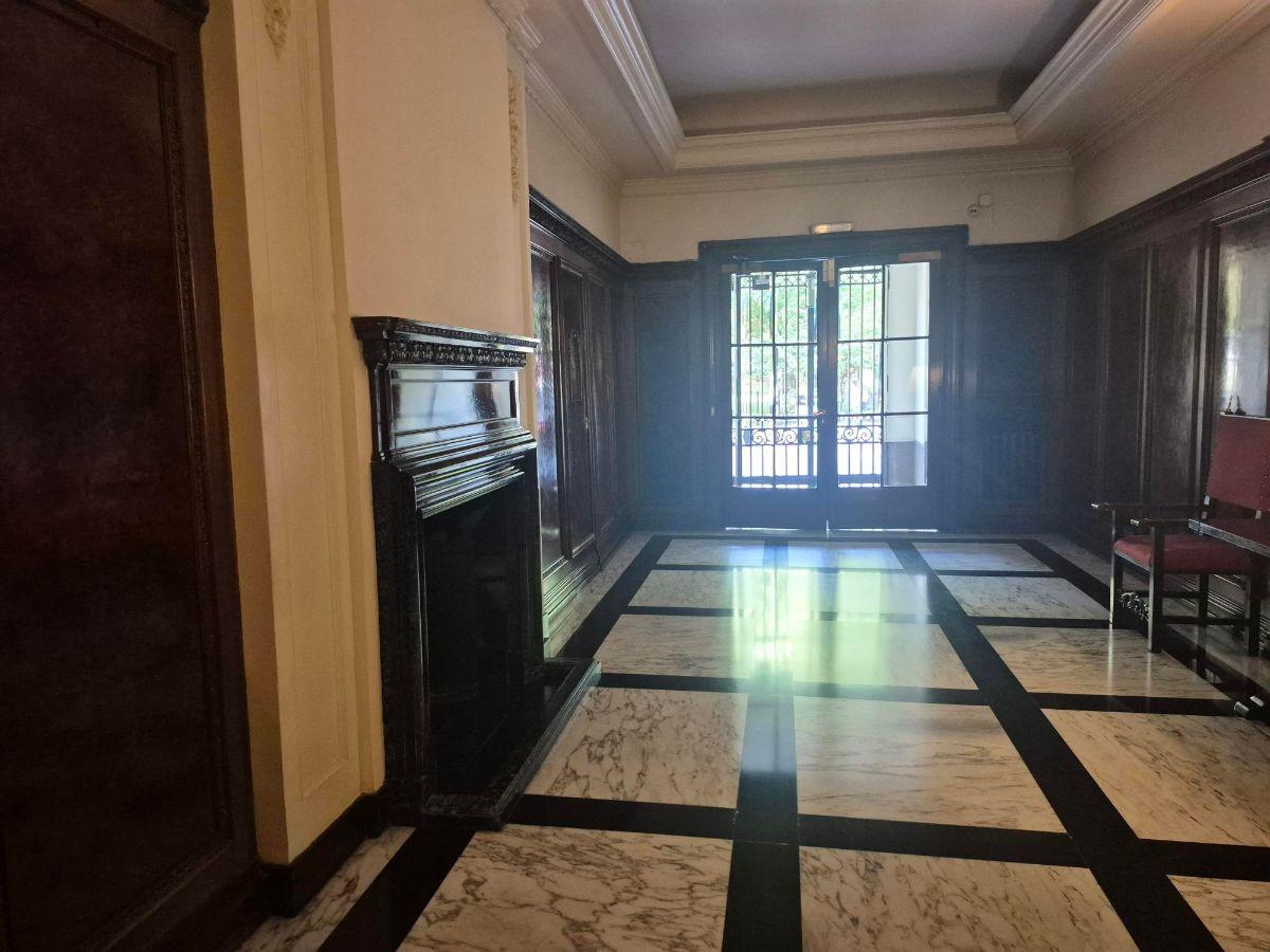 Montevideo 1300 Mira Pza V Lopez Esq Categ M/ Lum Hall Liv y Com 3 D 1 Ste 2 B Coc Bajas Exp
