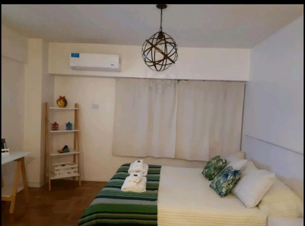 Juncal 800 Gran ambiente de 30 m2 Kitchinette baño completo Amob y Equip 8