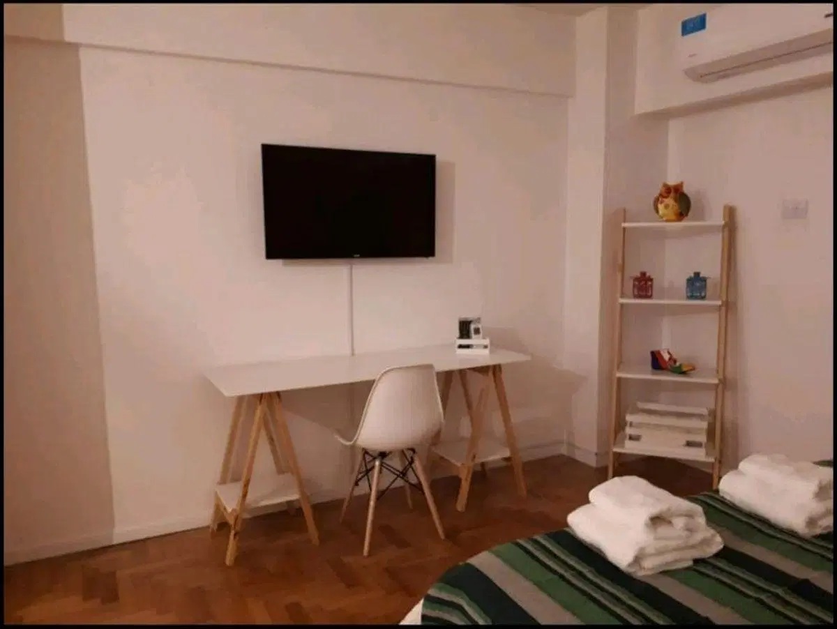 Juncal 800 Gran ambiente de 30 m2 Kitchinette baño completo Amob y Equip 4
