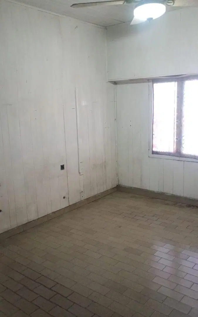 CASA EN LOTE PROPIO CON COCHERA Y QUINCHO EN EL FONDO 5
