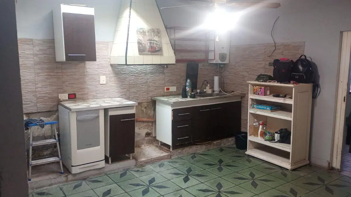 CASA EN LOTE PROPIO CON COCHERA Y QUINCHO EN EL FONDO 1