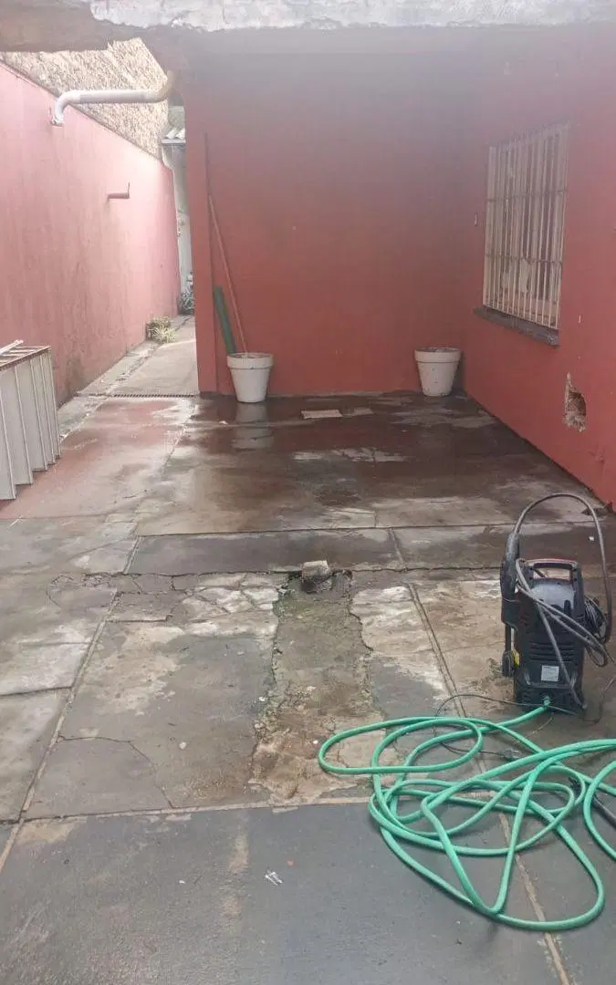CASA EN LOTE PROPIO CON COCHERA Y QUINCHO EN EL FONDO 4