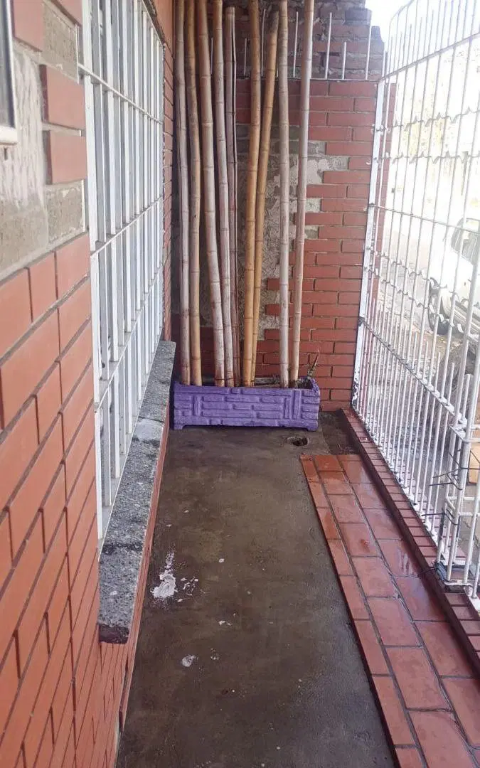 CASA EN LOTE PROPIO CON COCHERA Y QUINCHO EN EL FONDO 2
