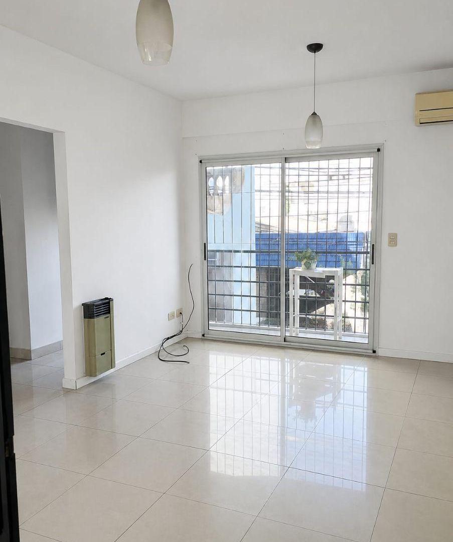 Foto de Hermoso Departamento Céntrico y Económico con Parilla en Lanus Oeste., imagen 2
