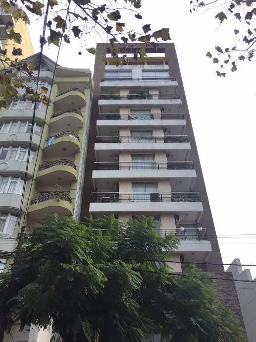 Monoambiente en excelente ubicación - Lanús 1