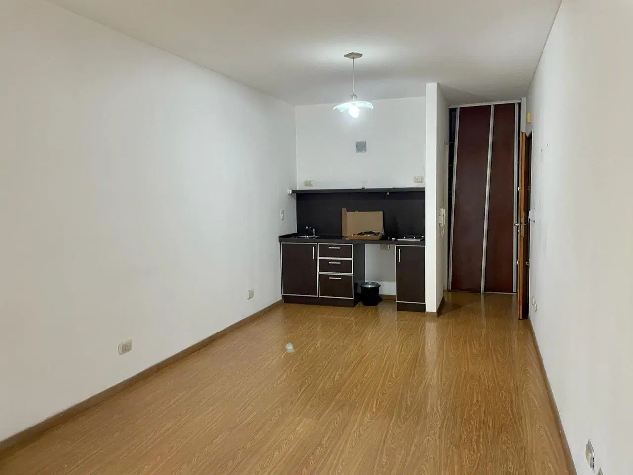 Monoambiente en excelente ubicación - Lanús 3