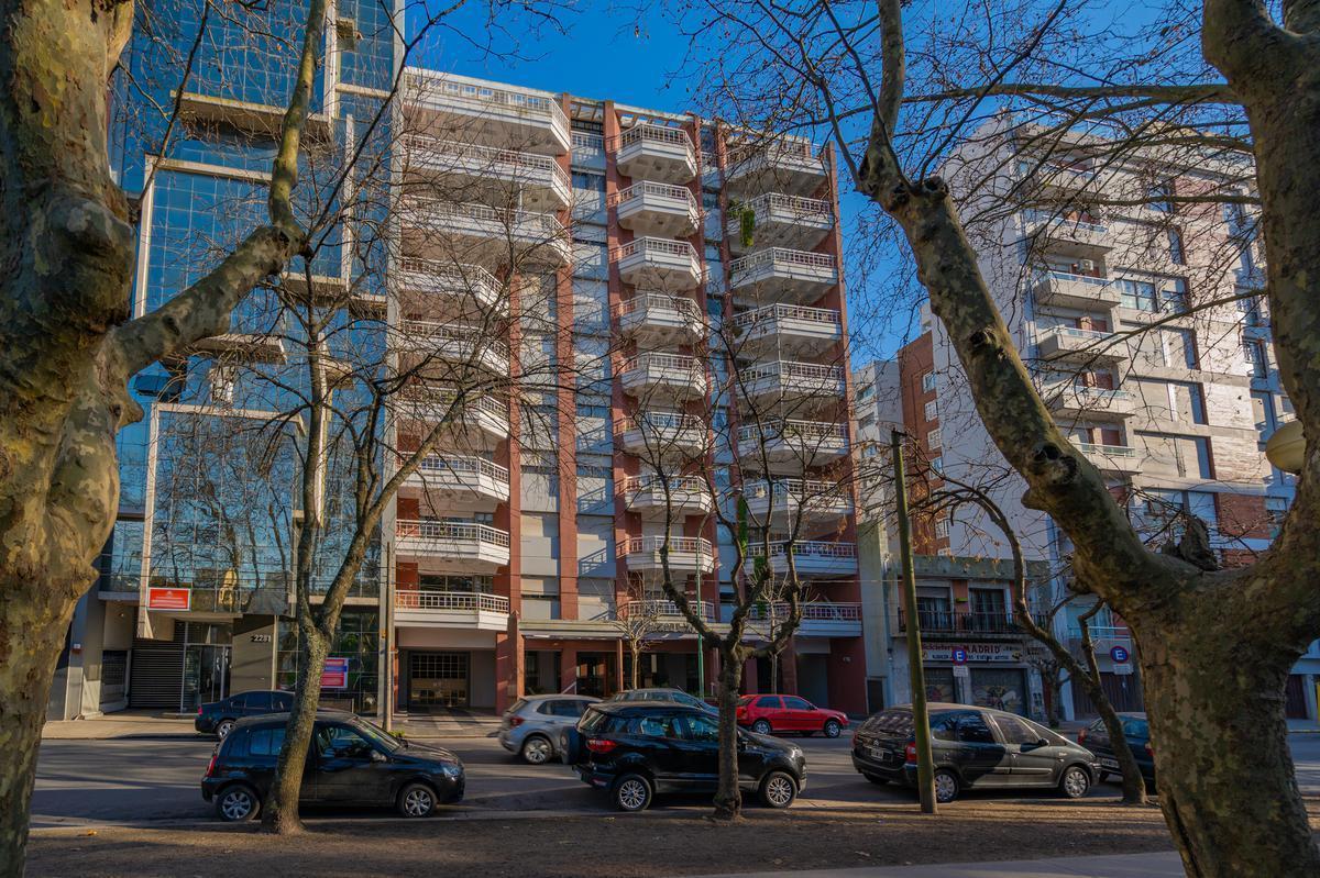 5 AMBIENTES | HIPOLITO YRIGOYEN al 2200