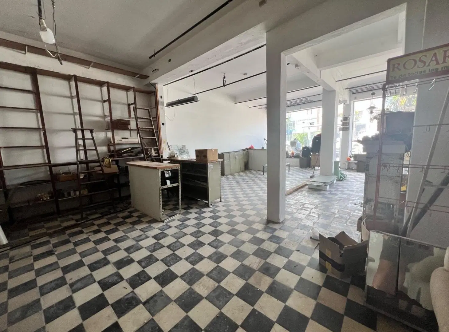 Excelente Local en arteria comercial a metros de calle Córdoba 8