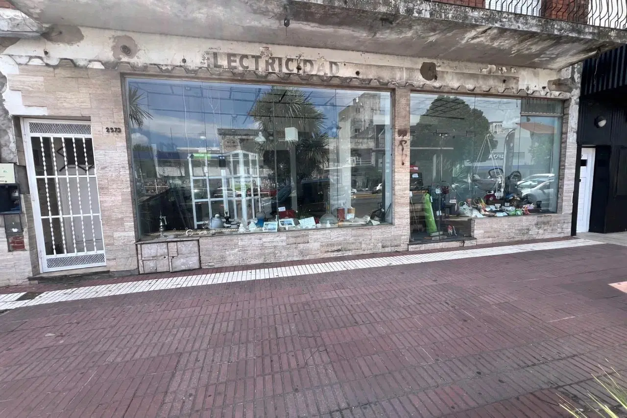 Excelente Local en arteria comercial a metros de calle Córdoba 3