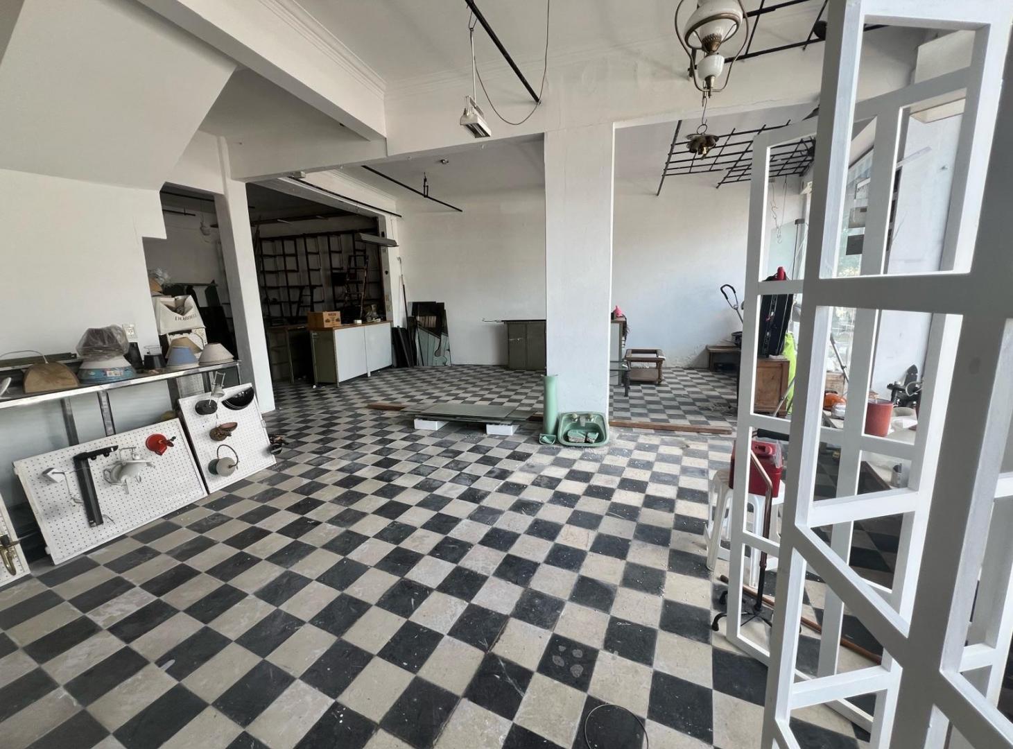 Excelente Local en arteria comercial a metros de calle Córdoba