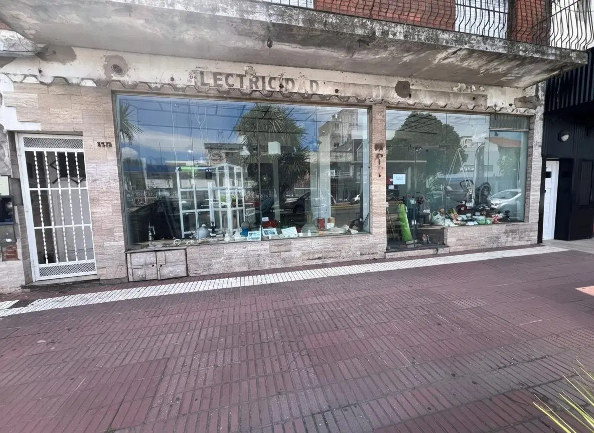 Excelente Local en arteria comercial a metros de calle Córdoba 2