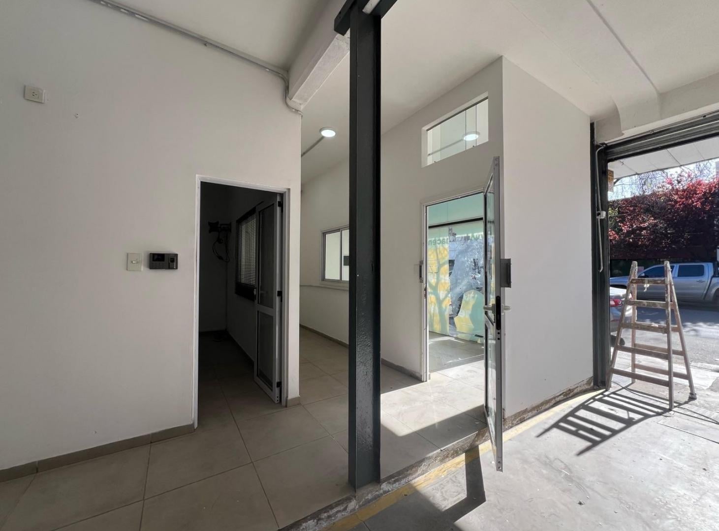 Foto de Venta de Deposito con Local a la Calle en Zona San Juan - Con renta, imagen 5
