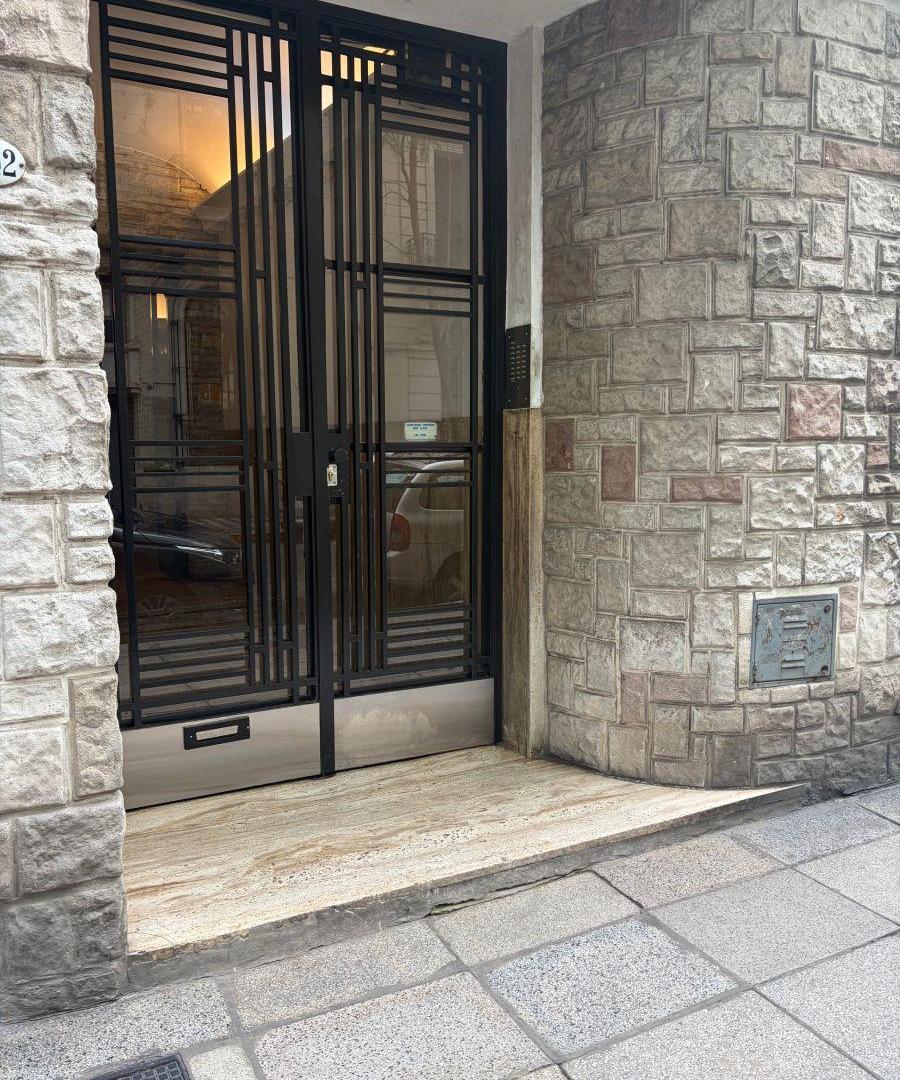 Foto de Venta ideal para reciclar edificio de estilo, imagen 2