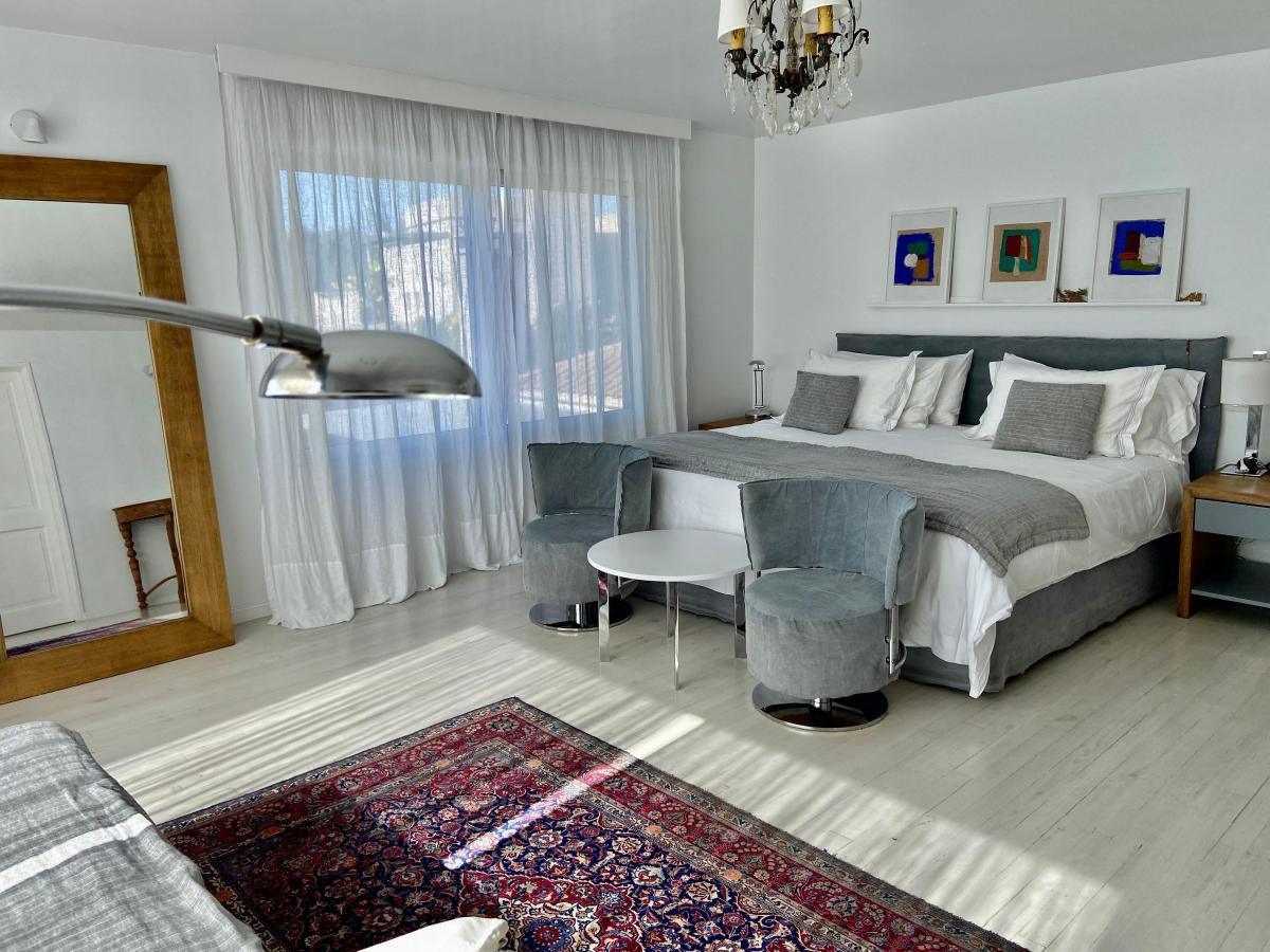 Divina e impecable casa al parque central en Ayres de Pilar