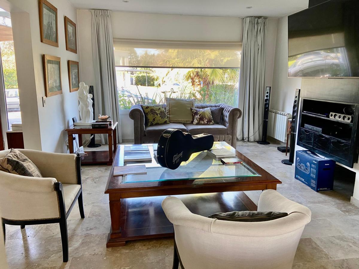 Casa moderna de 5 dormitorios en Ayres de Pilar