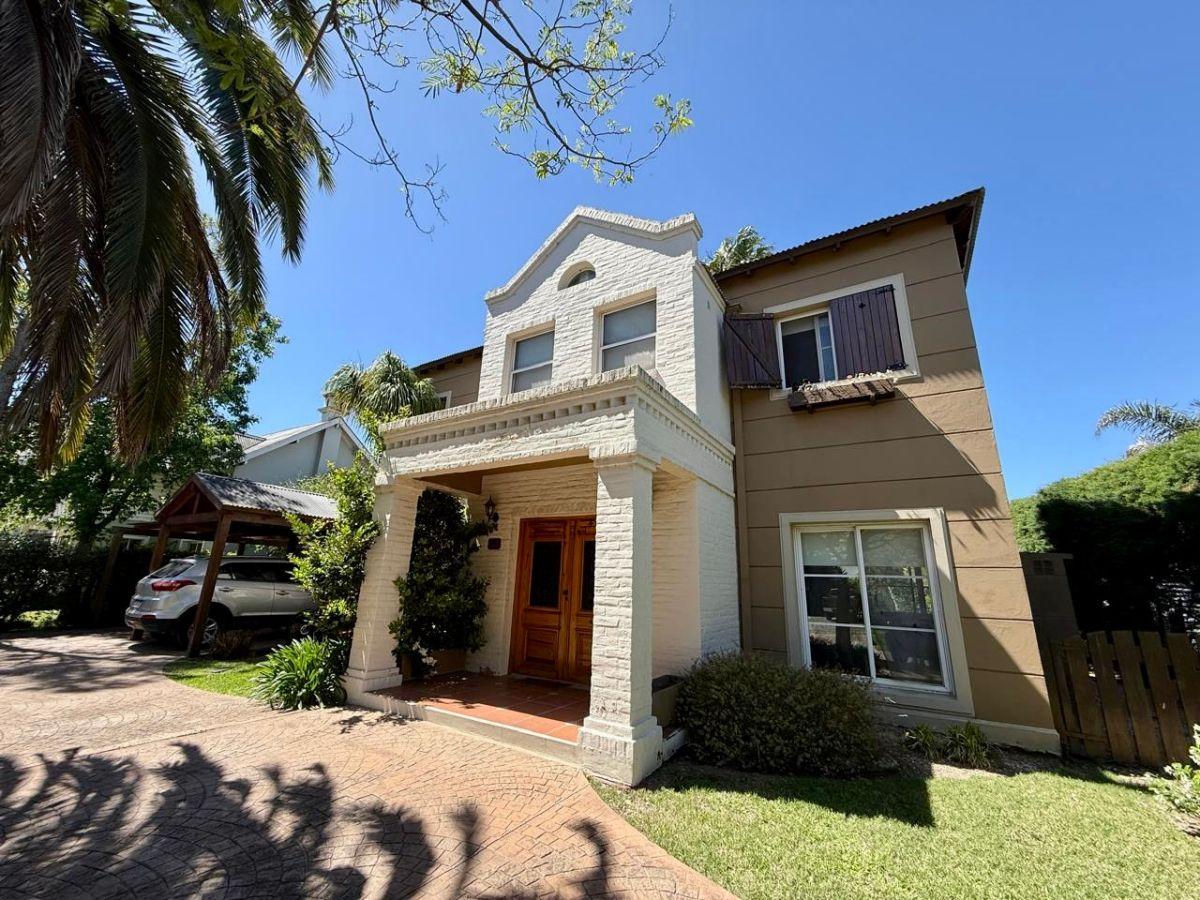 IMPECABLE CASA DE 4 DORMITORIOS EN BARRIO GALÁPAGOS