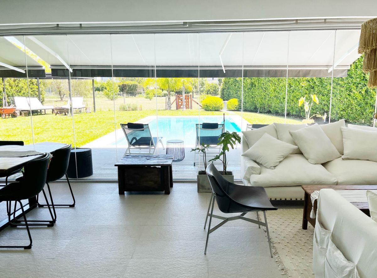 Casa moderna a espacio verde