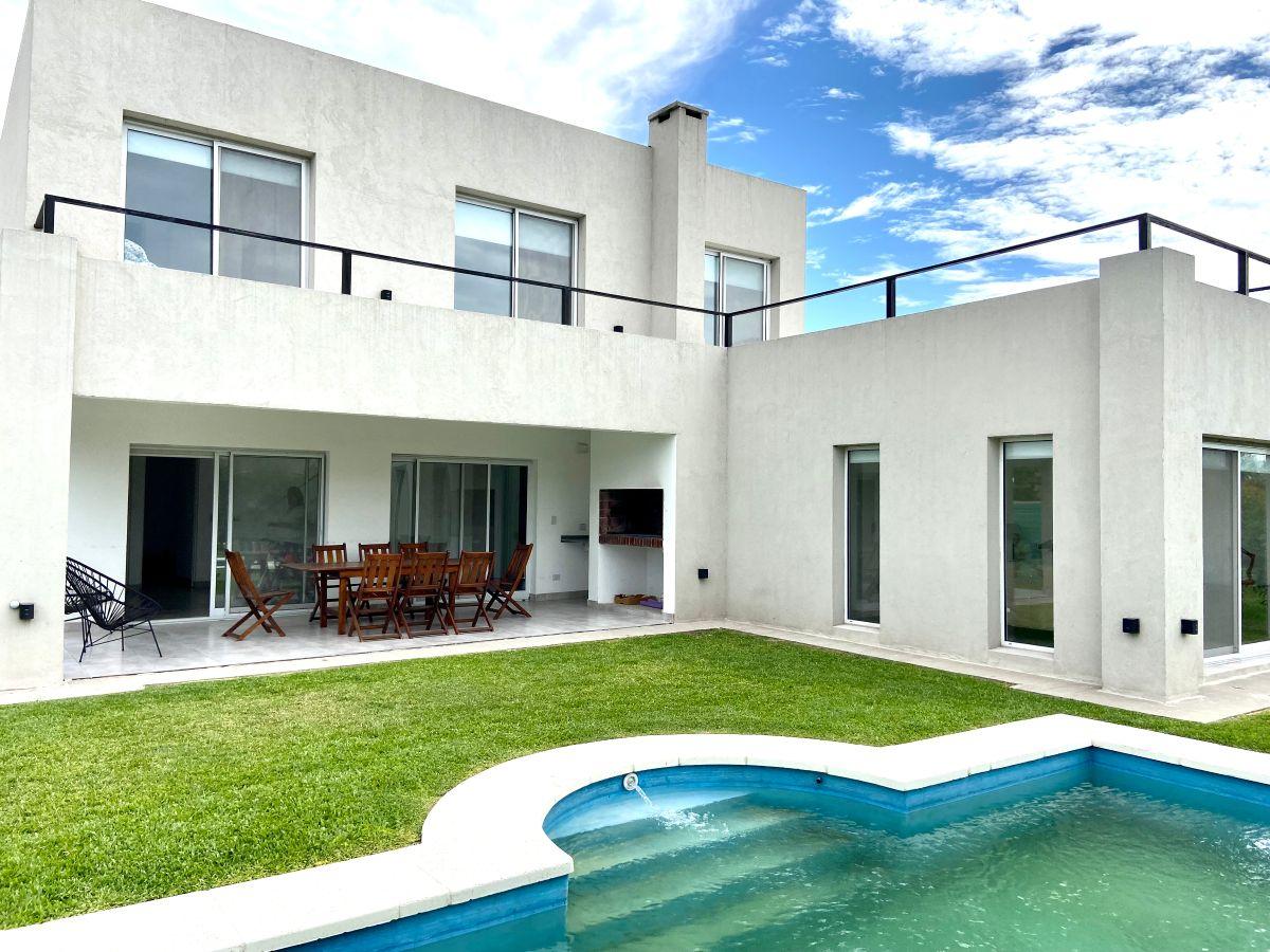 Foto de Muy luminosa casa de 3 suites en Ayres Plaza., imagen 1