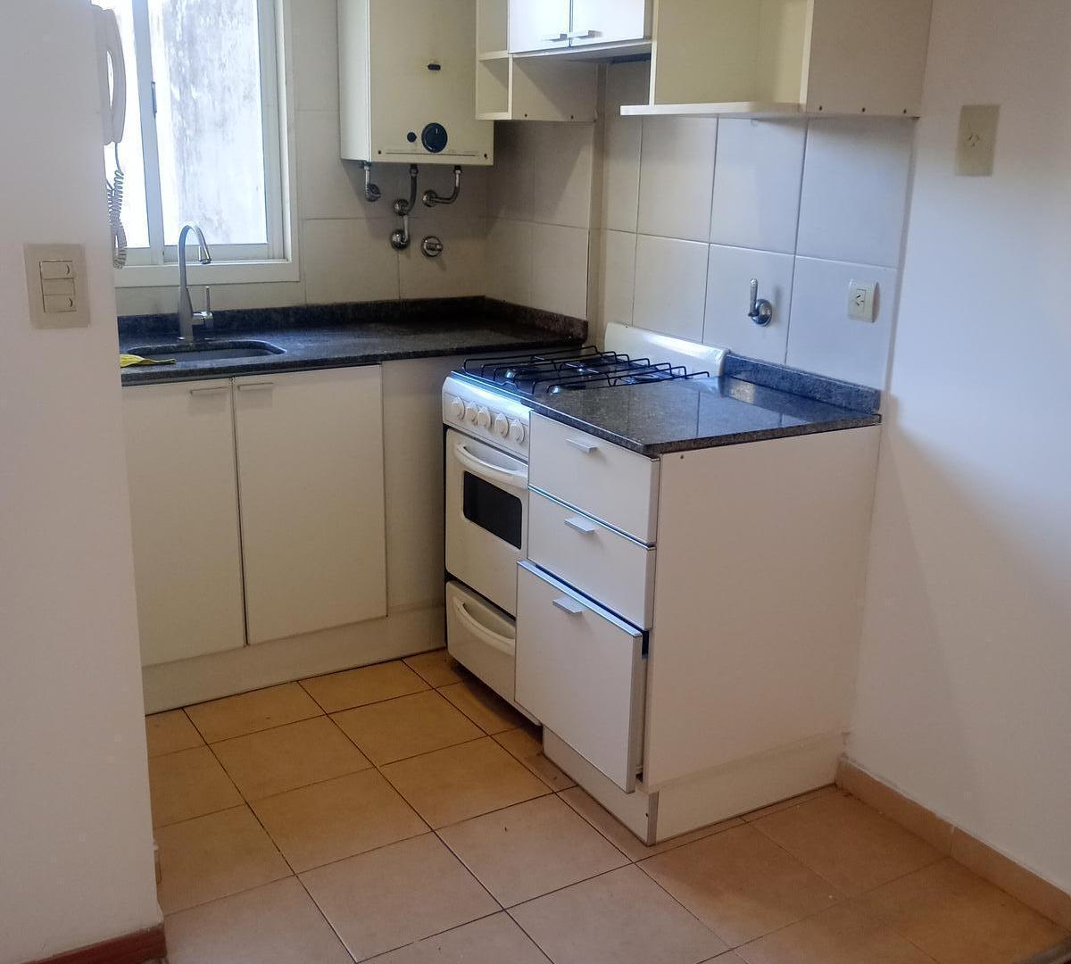 Foto de DEPARTAMENTO CÉNTRICO - MONOAMBIENTE CON BALCON EN VENTA- CONTRAFRENTE, imagen 3