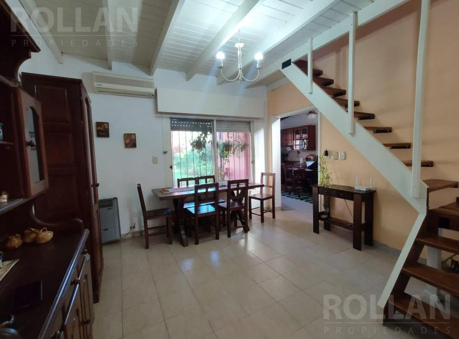 IMPECABLE CASA SOBRE LOTE PROPIO DE 4 AMBIENTES CON COCHERA Y GRAN JARDIN EN MUNRO 3
