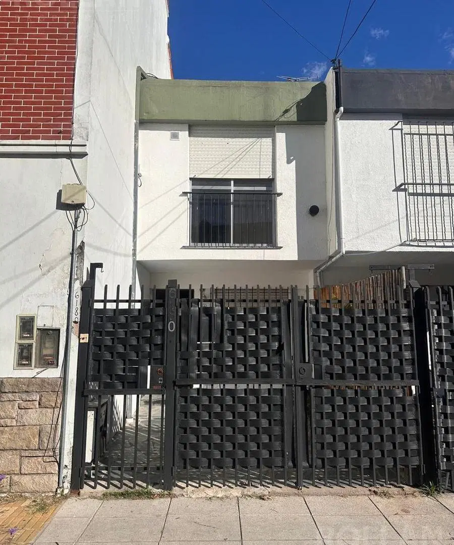 HERMOSO DUPLEX 3 AMBIENTES COMPLETAMENTE REFACCIONADO A NUEVO EN CARAPACHAY 2