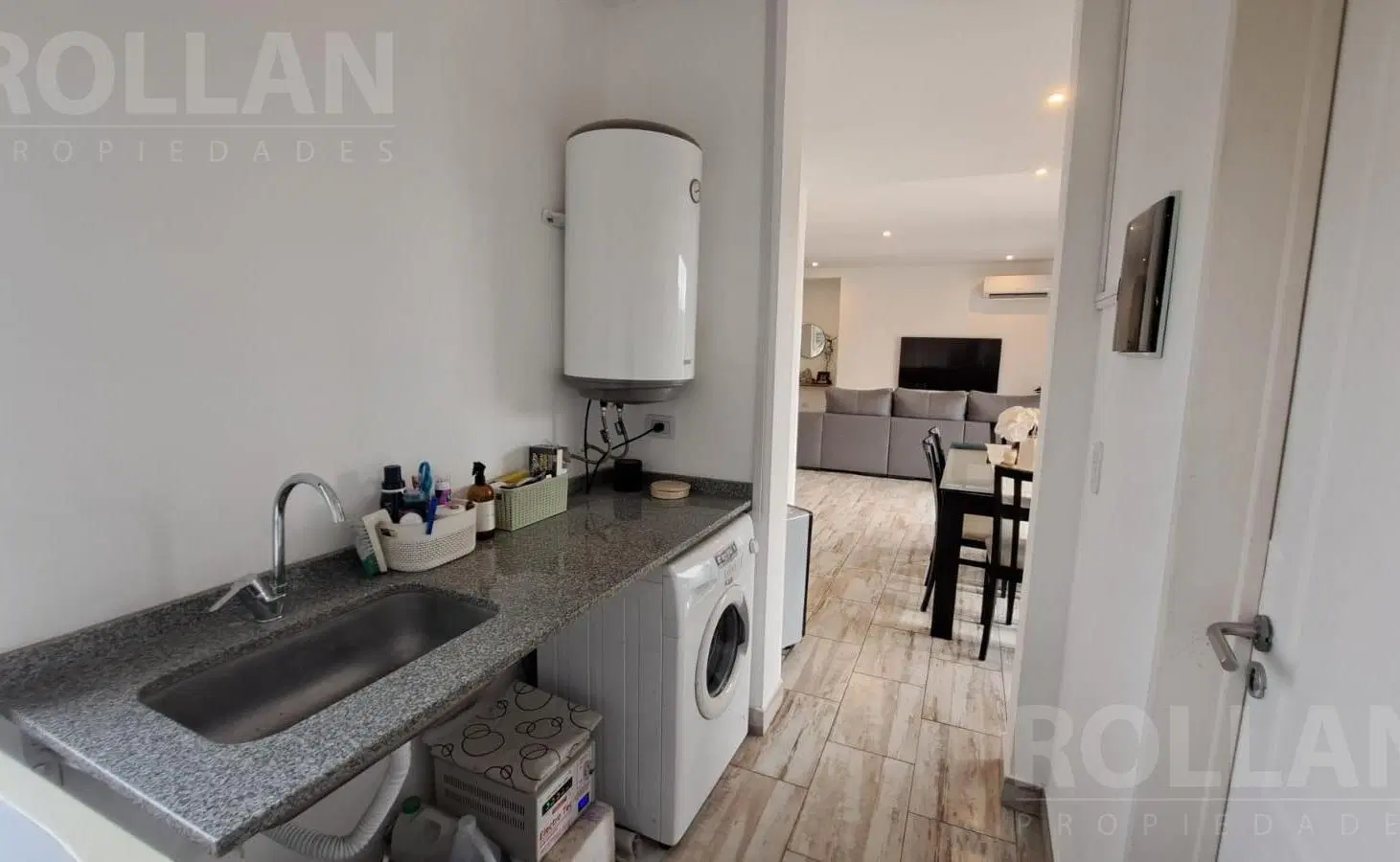 Casa de 1 planta con pileta 3 dorm + depend. /escritorio en Barrio El Ensueño. 4