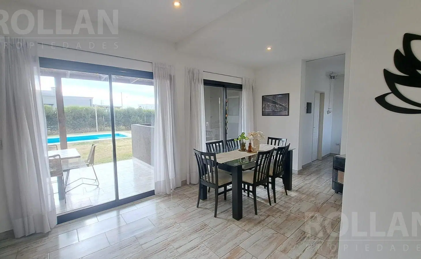 Casa de 1 planta con pileta 3 dorm + depend. /escritorio en Barrio El Ensueño. 8