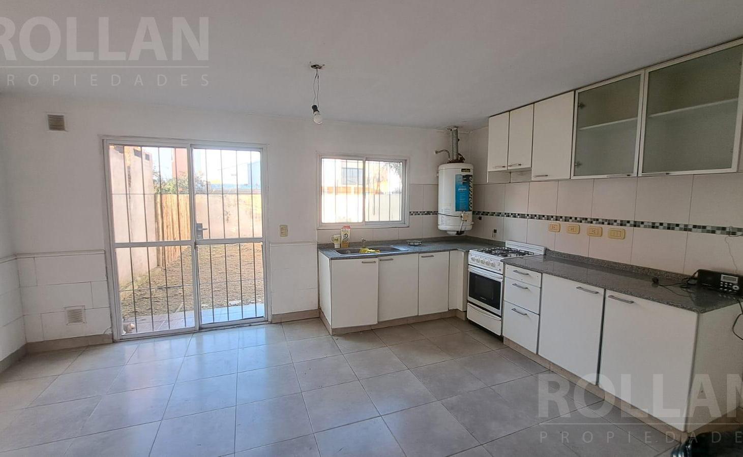 Foto de Duplex de 4 amb en pl c/entrada 2 autos y fondo libre!! VENTA. DEL, imagen 3