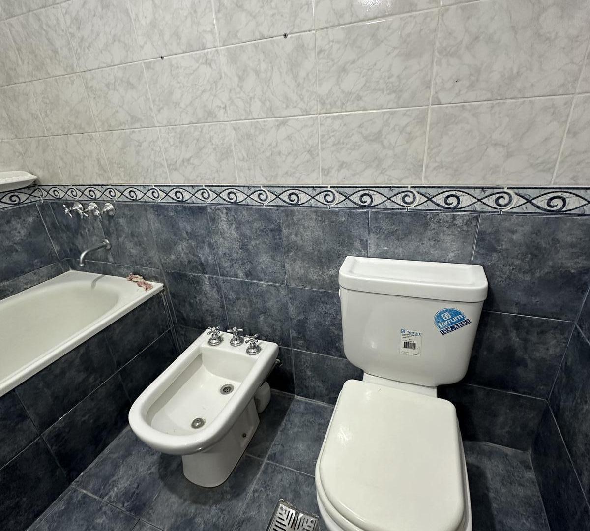 Foto de Duplex 3 amb en 2 pl en CARAPACHAY!! ALQUILER, imagen 4